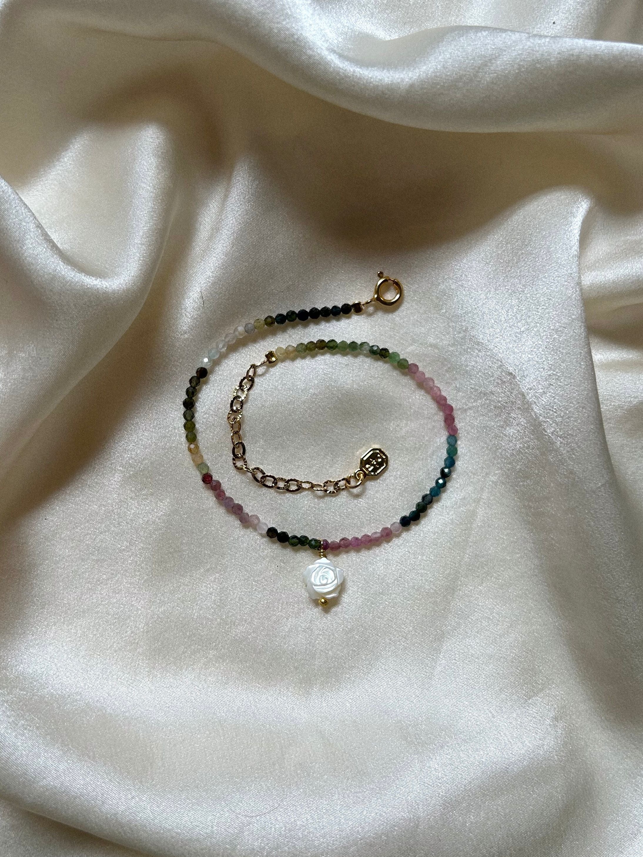 #bracelet #summer #été #girly #blanc #fleur #bijoux #jewelry #jewellery #goodvibe #bali #flower #perles #gold